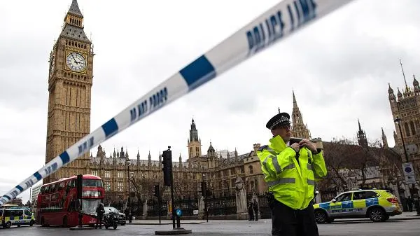 Panică la Londra. Un bărbat a fost reținut sub amenințarea armelor în fața Parlamentului