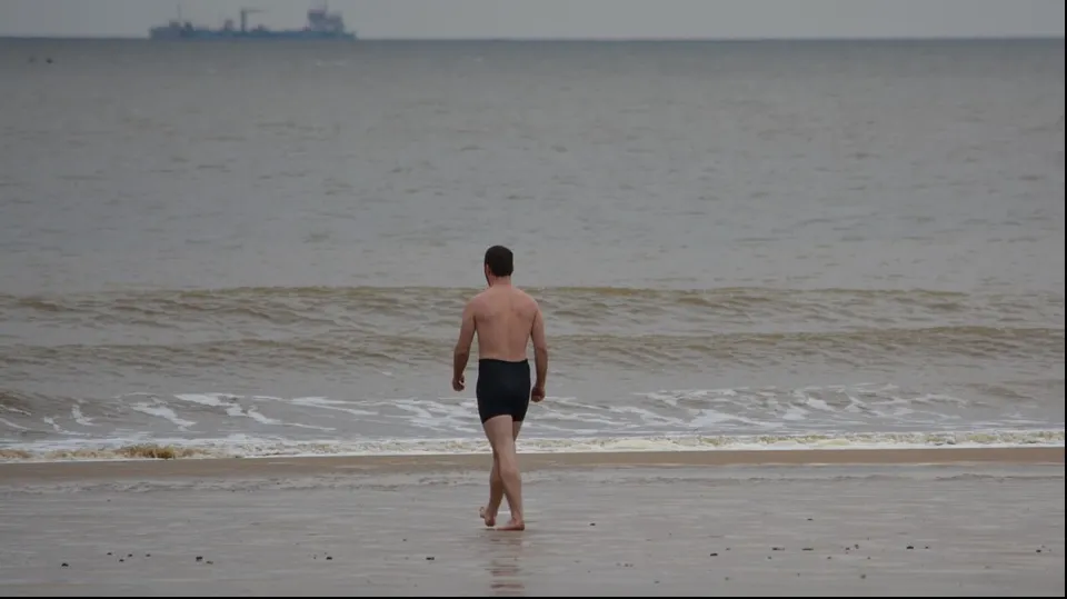 A spus iubitei "E rândul tău să mă salvezi" şi a intrat în mare. A urmat COŞMARUL - ce-a făcut fata