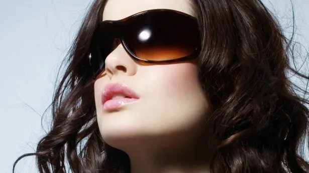 Mare atenţie la alegerea ochelarilor de soare! Ce riscaţi dacă purtaţi ochelari fără protecţie UV