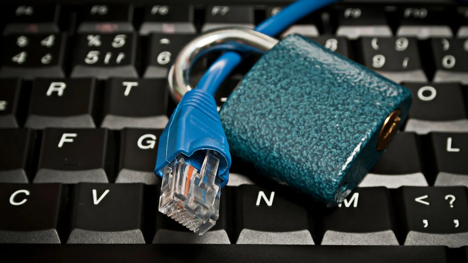 Ţara care a OPRIT internetul, pentru ca elevii să nu poată copia la examene