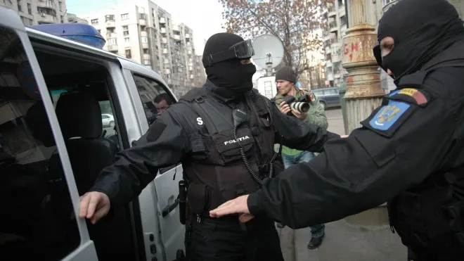 Percheziții în București și Argeș, la persoane bănuite de proxenetism