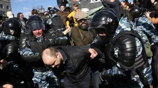 Sute de protestatari paşnici, REŢINUŢI în Rusia. SUA reacţionează!