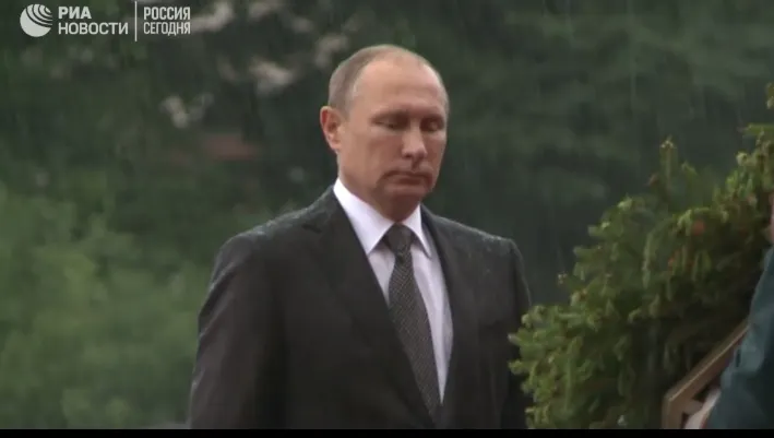 Imagini RARE cu Vladimir Putin, făcut ciuciulete în timpul unei ceremonii oficiale. Cum a reacţionat