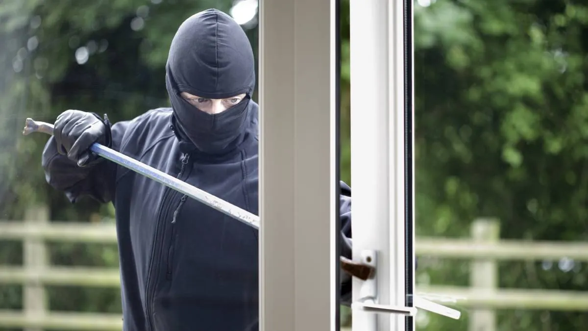 Culmea furtului, în Dâmboviţa -a rămas fără televizor, în timp ce vorbea cu vecinii în faţa blocului