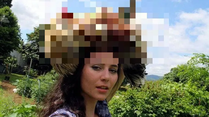 O rusoaică a postat această fotografie pe Facebook. Când au văzut ce are pe cap, toţi au fost uluiţi