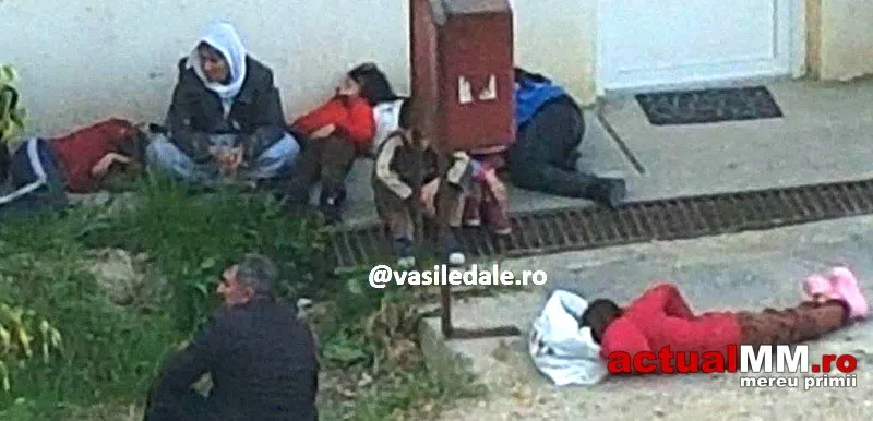 Refugiaţi cu copii din Irak, lăsaţi să doarmă afară, în faţa Centrului de Refugiaţi din Maramureş