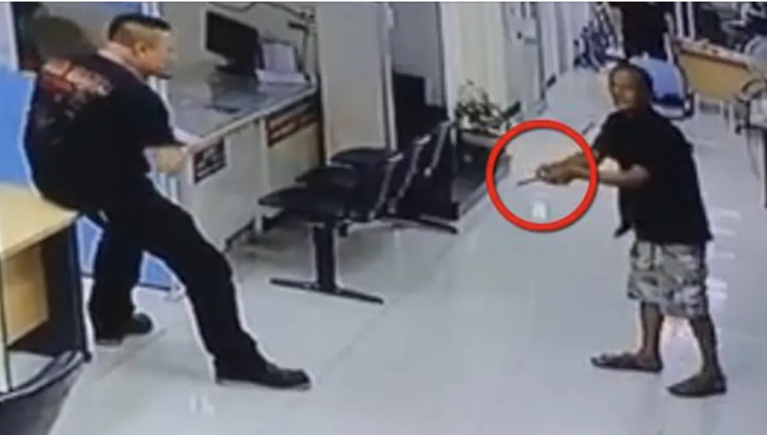 Cel mai pacifist polițist. Un bărbat l-a atacat cu un cuțit, dar reacția lui l-a făcut să plângă...