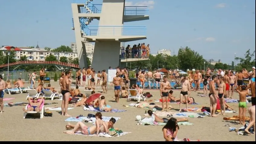 O fată din Iaşi a adormit la plajă. A ajuns la spital, cu arsuri pe 90% din suprafaţa corpului