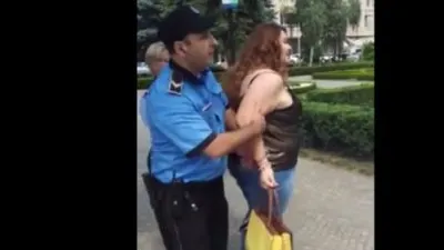 Oamenii, revoltaţi - ce a păţit o tânără din Ploieşti prinsă de controlori fără bilet - VIDEO