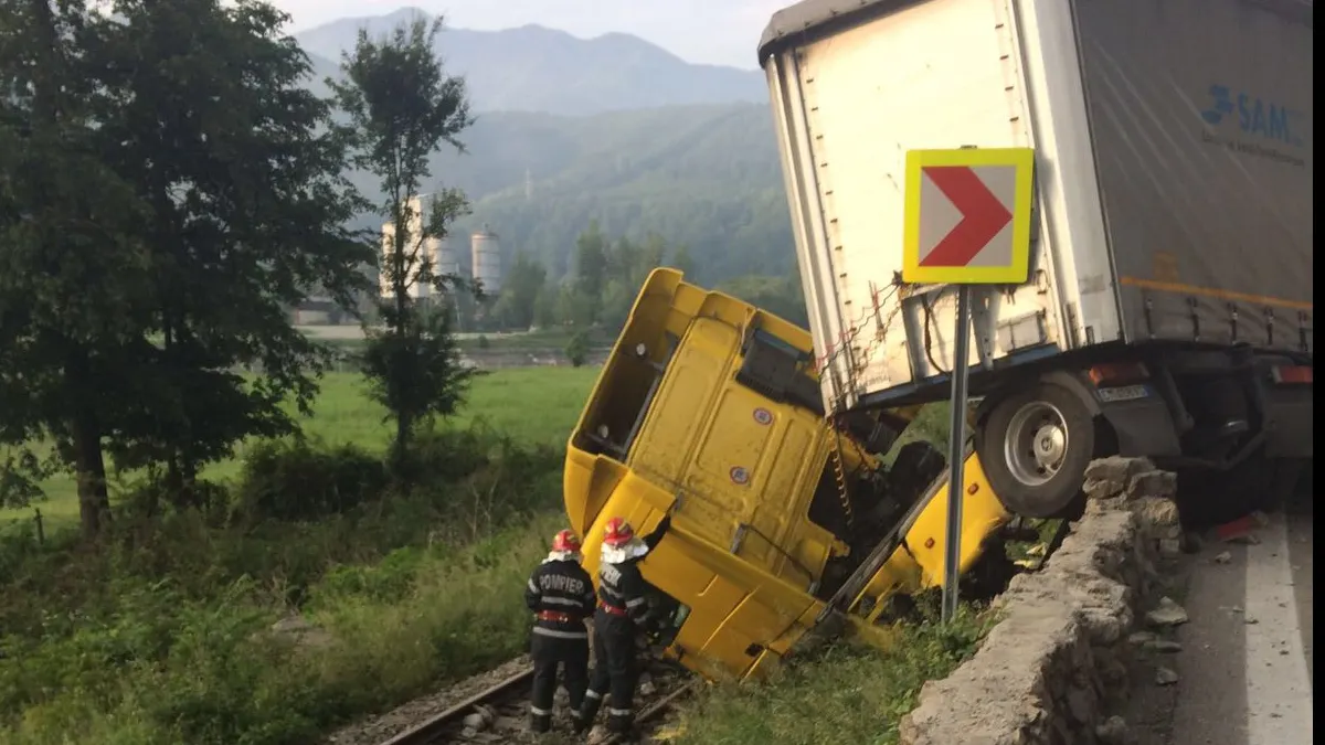 Accident GRAV în Vâlcea: TIR răsturnat pe calea ferată! Traficul rutier și feroviar, reluat