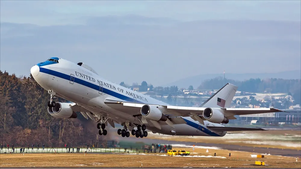 O tornadă puternică a deteriorat câteva aeronave de luptă americane