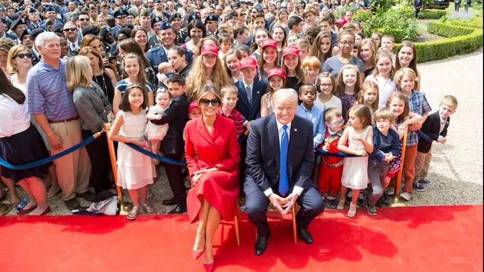 Ce i-a şoptit Donald Trump soţiei preşedintelui Franţei, la întâlnirea oficială - VIDEO