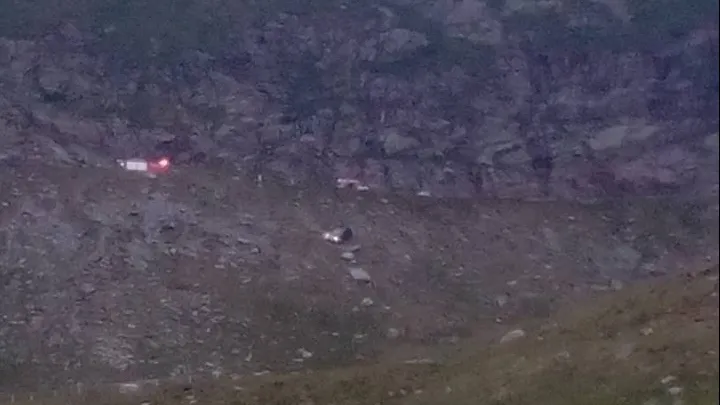 GAFĂ de zile mari, pe Transfăgărăşan. Şi-au pierdut maşina pentru că au uitat să tragă frâna de mână
