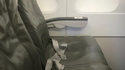"Zbura" cu avionul. S-a uitat în stânga şi nu i-a venit să creadă ce a văzut. A chemat stewardesa