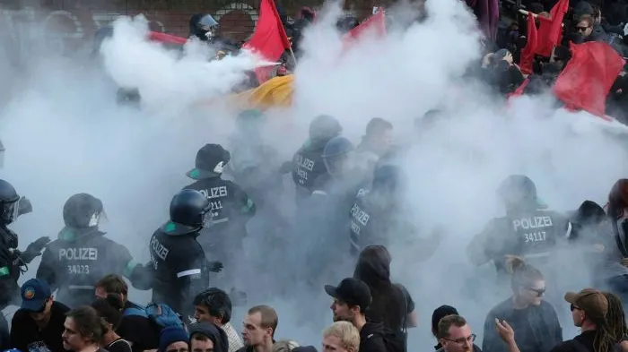 HAOS la summitul G20. Oamenii nu renunță la protest! Sute de polițiști au fost RĂNIȚI