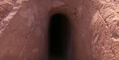A găsit o peşteră în deşert.A intrat şi l-a descoperit: trăia acolo de 25 ani. ŞOC! Ce avea în jur