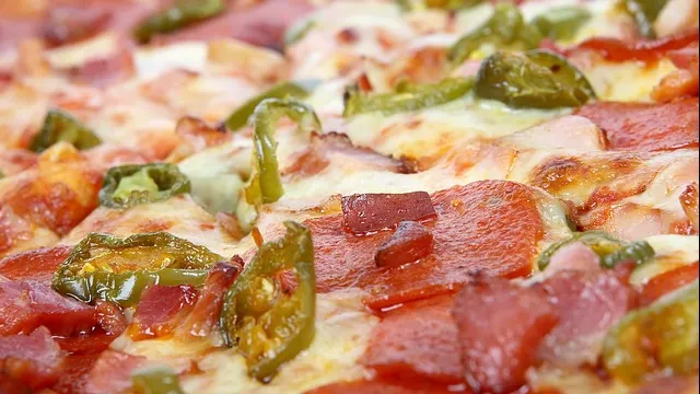 Cea mai amuzantă comandă de pizza. Ce i-a cerut un bărbat curierului, pe lângă mâncare