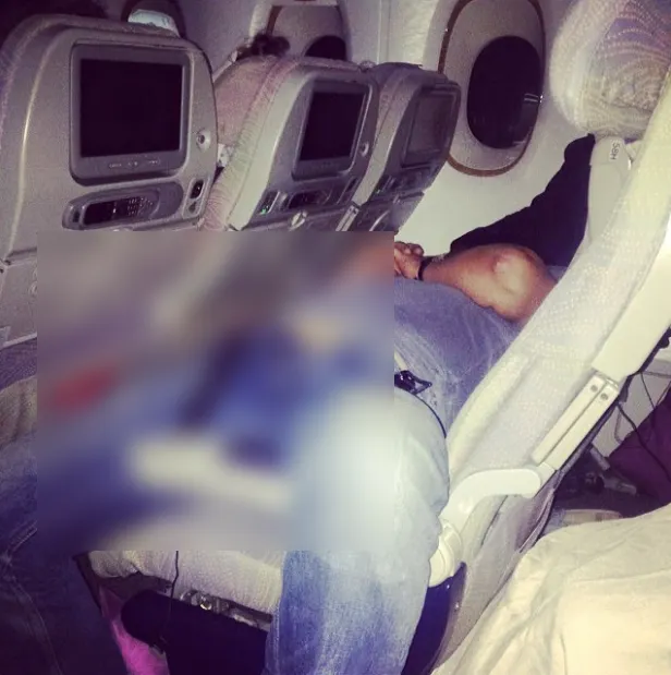 A băut 3 sticluțe de whisky în avion şi s-a îmbătat. Stewardesele s-au uitat mai bine la el, ŞOCANT!