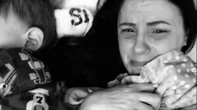 Un bebeluș a murit după ce a dormit precum alți copii. "Părinți, nu le mai puneți asta în pat!"