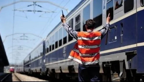 Un tren pe ruta Timişoara Nord – Bucureşti Nord cu 300 de pasageri, blocat în câmp o oră
