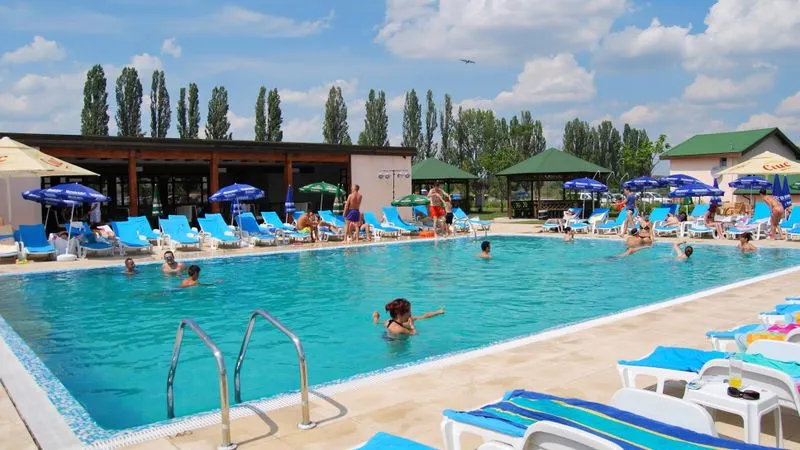 Mare atenţie! Reacţia chimică toxică care are loc atunci când urinezi în piscină