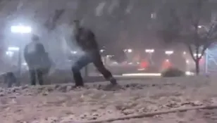 Fenomen meteo INCREDIBIL! Locuitorii acestui oraș au rămas uluiți când au văzut ce cade din cer