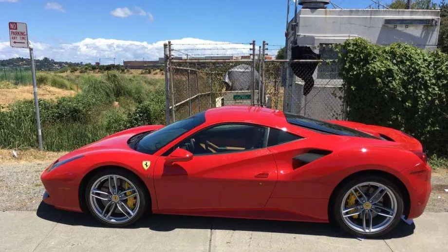 A furat un Ferrari, dar nu a avut bani de benzină. Cum a încercat să păcălească poliţiştii
