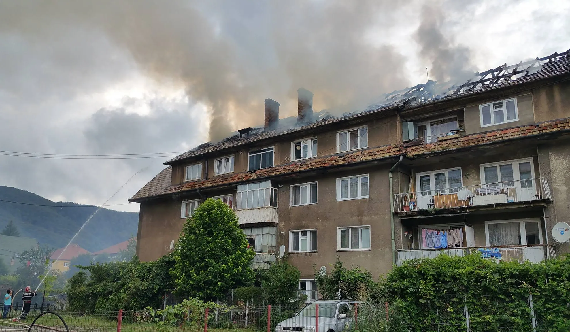 Incendiu violent într-un bloc din Piatra Neamţ. Imagini SPECTACULOASE - FOTO & VIDEO