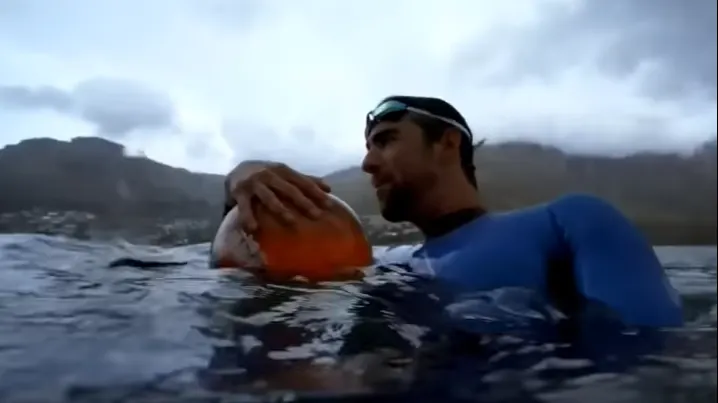 Înotătorul Michael Phelps s-a întrecut cu un rechin Marele Alb