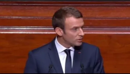 Râzi cu lacrimi. La ce face reclamă autocarul care i-a dus pe deputați la discursul lui Macron