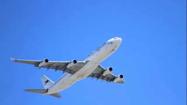 Panică într-un avion cu destinația Londra. Un pasager a vrut să deschidă ușa în zbor. Ce a urmat