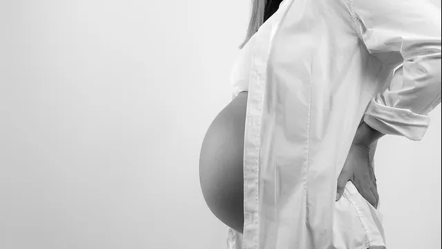 O mamă i-a spus medicului că fiica ei, deși însărcinată, e virgină. Răspunsul lui? Râzi cu lacrimi