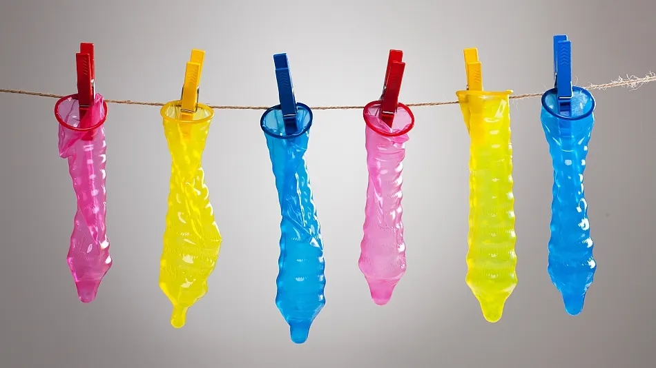 Zeci de cutii de prezervative găurite,descoperite de Protecţia Consumatorului. În ce oraş se petrece