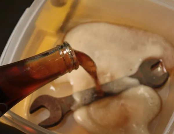 VIDEO. Ce se întâmplă dacă torni Cola peste un obiect ruginit. Imaginile, incredibile