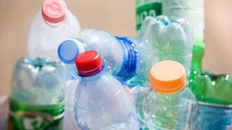 Refolosești sticlele de plastic? Iată ce boli poți să iei