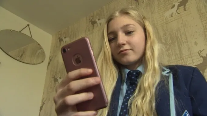 Este "cea mai cuminte elevă din școală". Ce i-a găsit mama ei îi telefon ieri este halucinant