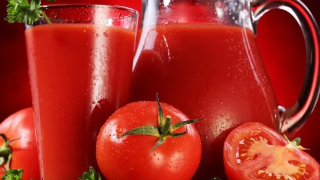 Suc de roşii pentru iarnă. Reţeta bunicii: e delicios şi uşor de făcut