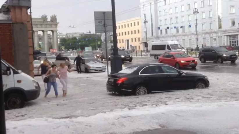 Orașul acoperit cu zăpadă și gheață în plină vară VIDEO