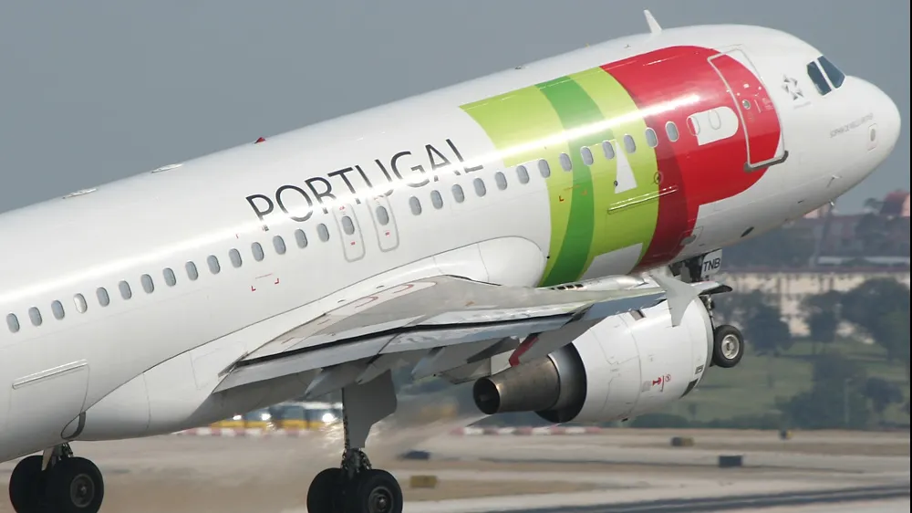 Mai mulţi români se plâng că sunt ţinuţi de peste 12 ore în Lisabona: avionul lor, ANULAT