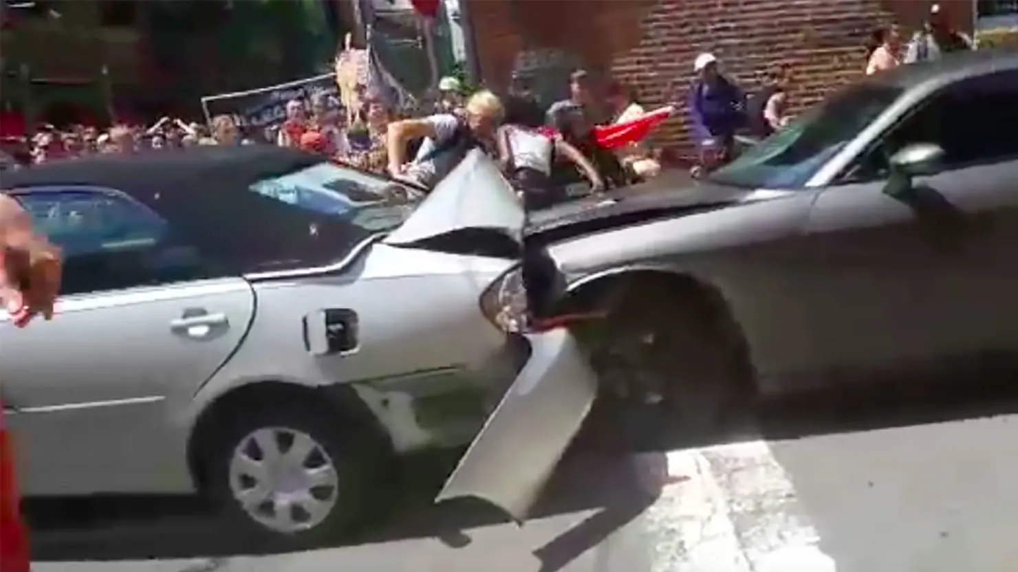 O mașină a intrat violent în mulțime la un miting în Virginia