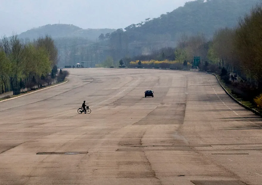 Cum arată autostrăzile din Coreea de Nord. Parcă ar fi piste de aeroport, dar decorul e deplorabil