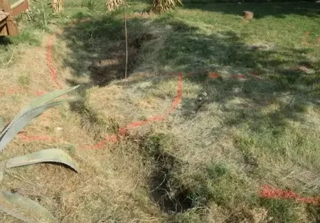 A săpat şanţuri în curte, a umplut saci cu pământ, a adus pietre de râu. Vecinii au sunat la poliţie