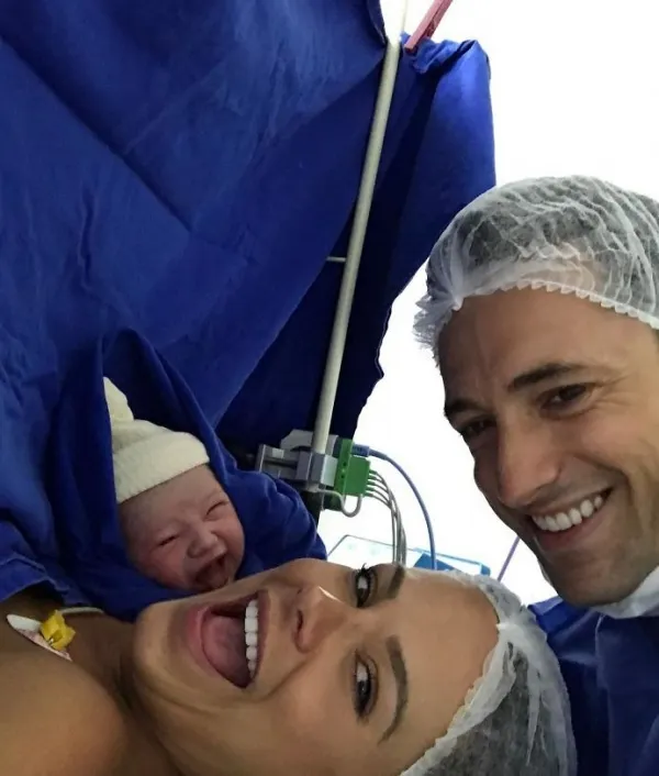 Cel mai tare selfie din maternitate? Bebeluşul s-a născut RÂZÂND