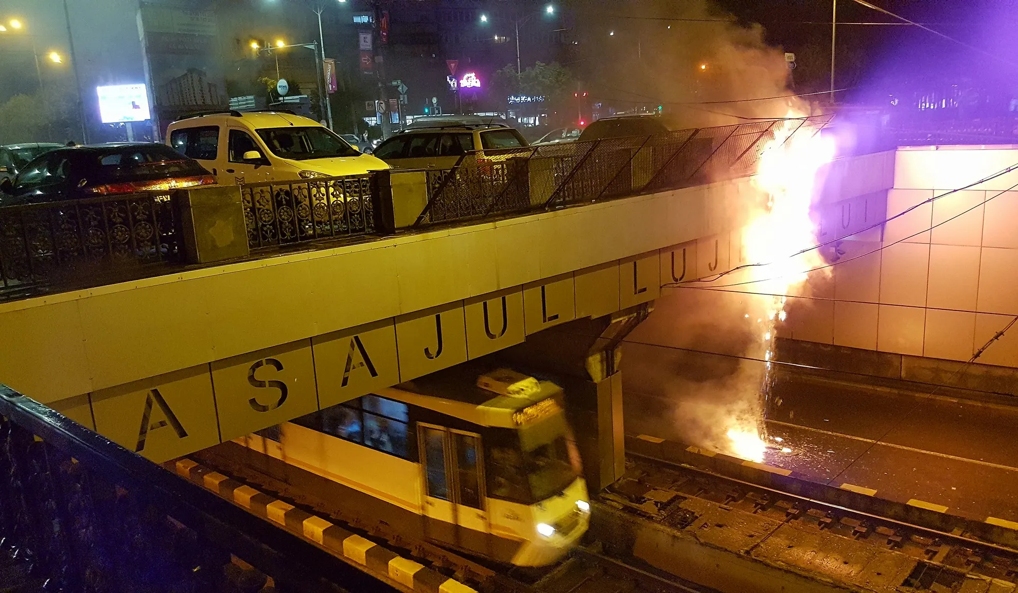INCENDIU în Pasajul Lujerului din București. Pompierii au intervenit de urgență