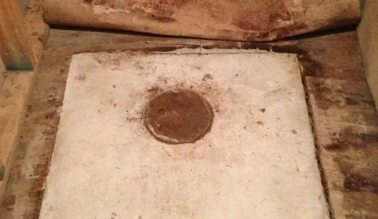 Pe patul de moarte bunica i-a zis să caute sub covor.Era un seif.L-a deschis.ŞOC!Era acolo de 80 ani
