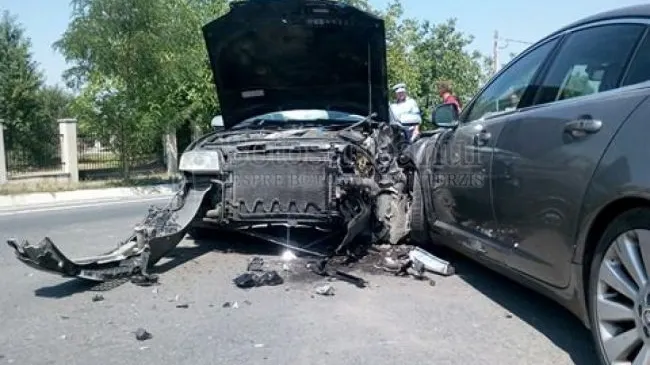 Un Jaguar a spulberat un Audi. O mamă şi fiica ei au fost rănite