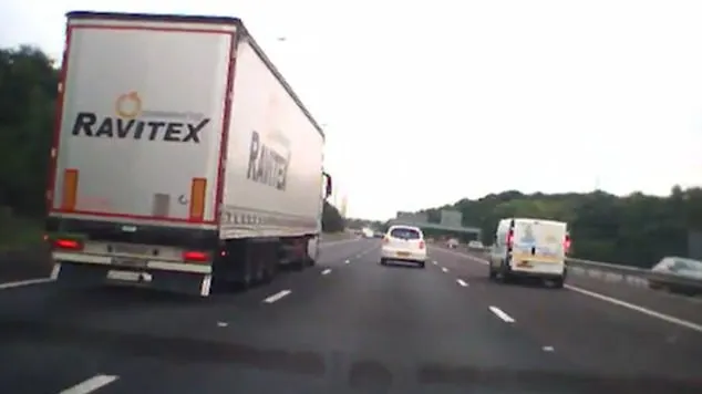 Accident grav în Marea Britanie. Un român, şofer de TIR, loveşte o maşină pe autostradă