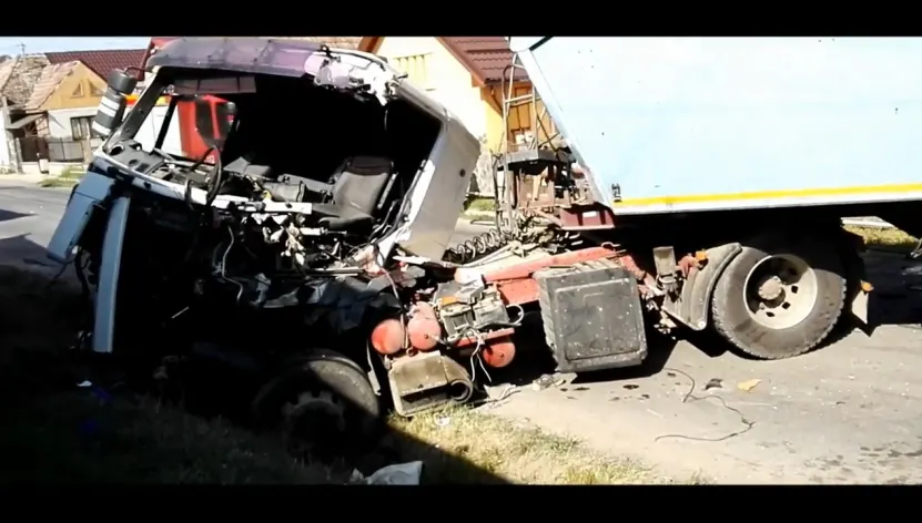 Accident groaznic în Târnăveni! Două TIR-uri s-au ciocnit și au prins la mijoc un autoturism