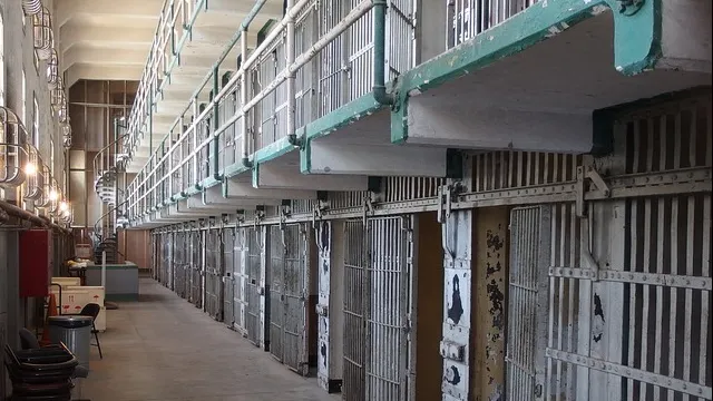 Stă în închisoare de 11 ani, deși pedeapsa era de un an. Motivul este incredibil