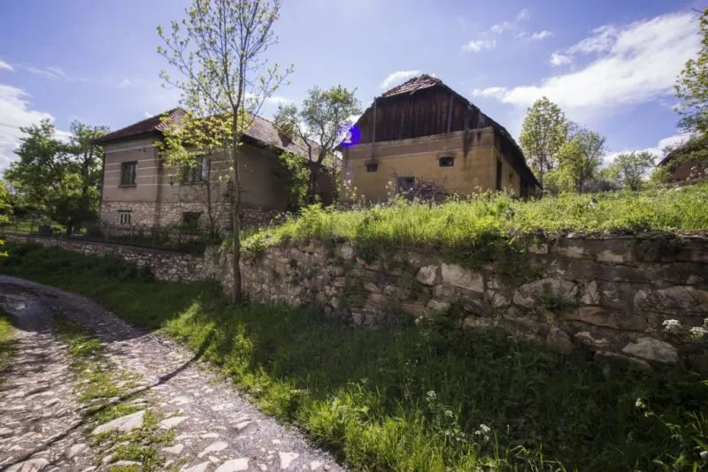 Cel mai ciudat sat din România: are un singur locuitor şi un drum de 10 km din marmură